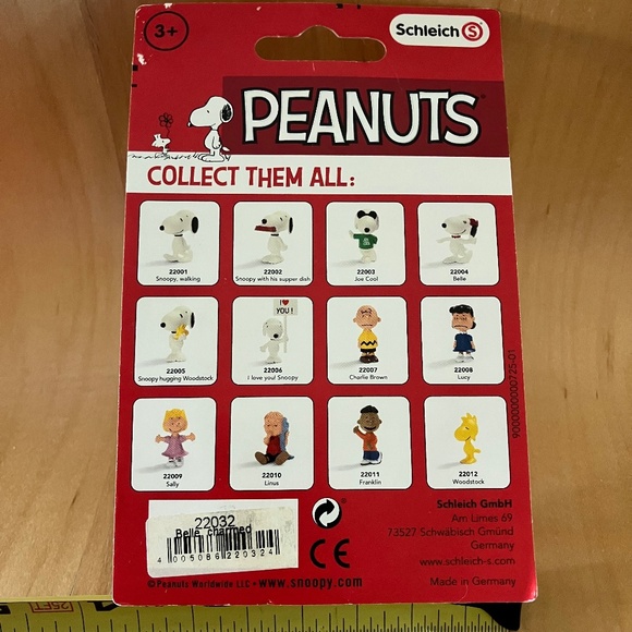 Schleich Belle with clasped hands in front - Peanuts - Belle Figurine - 22032 - Picture 3 of 6